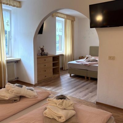 family_room-12-928x618