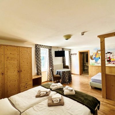 family_room-5-928x618