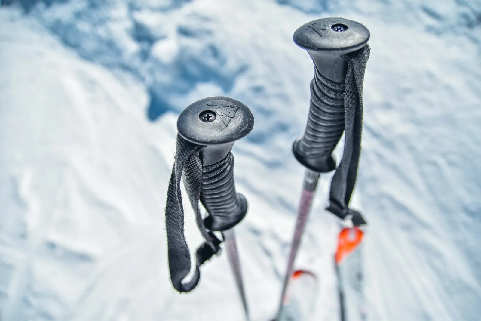 What are the most common mistakes made by beginner skiers?