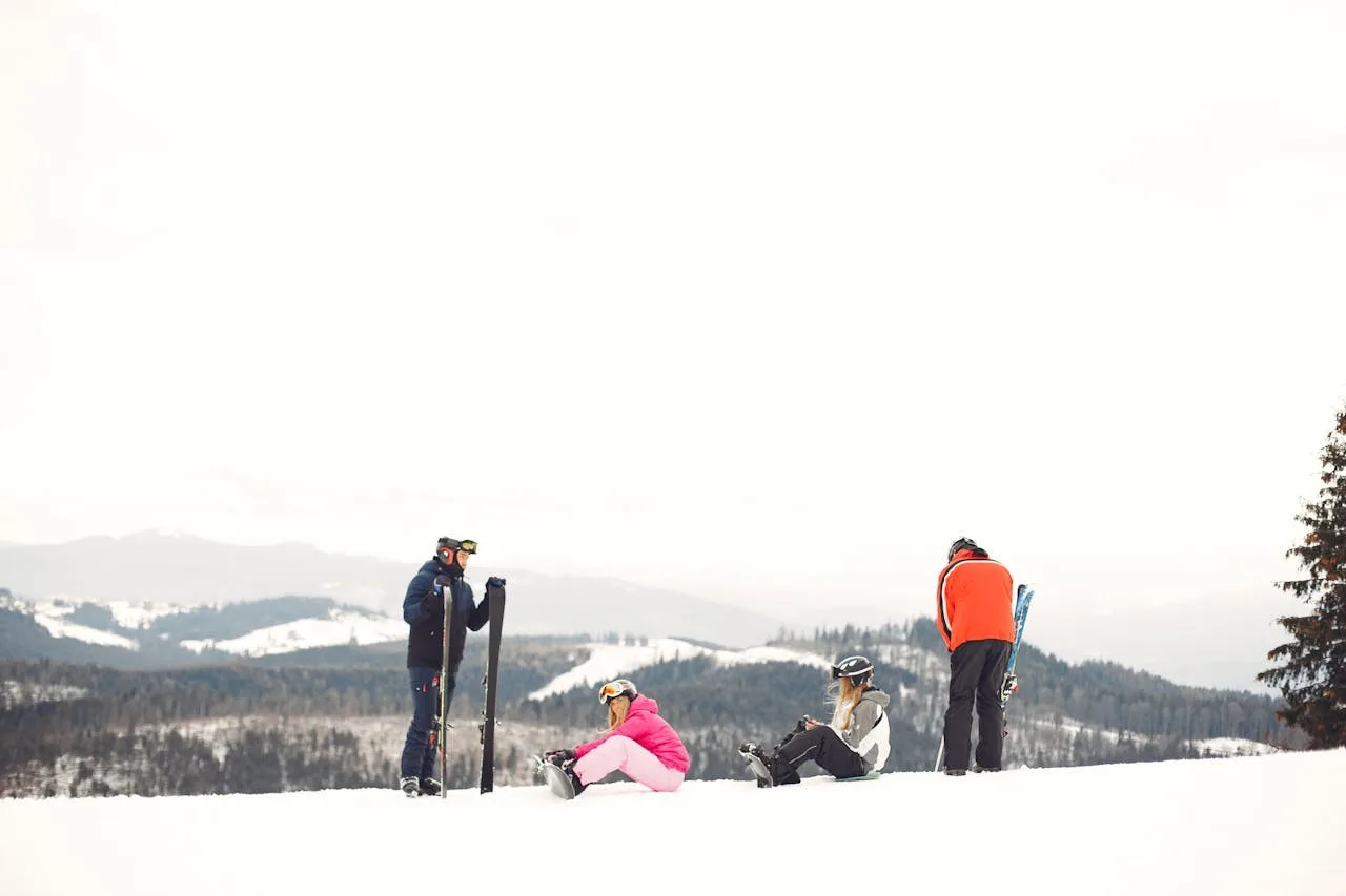 What are the differences between private lessons and ski kindergarten?