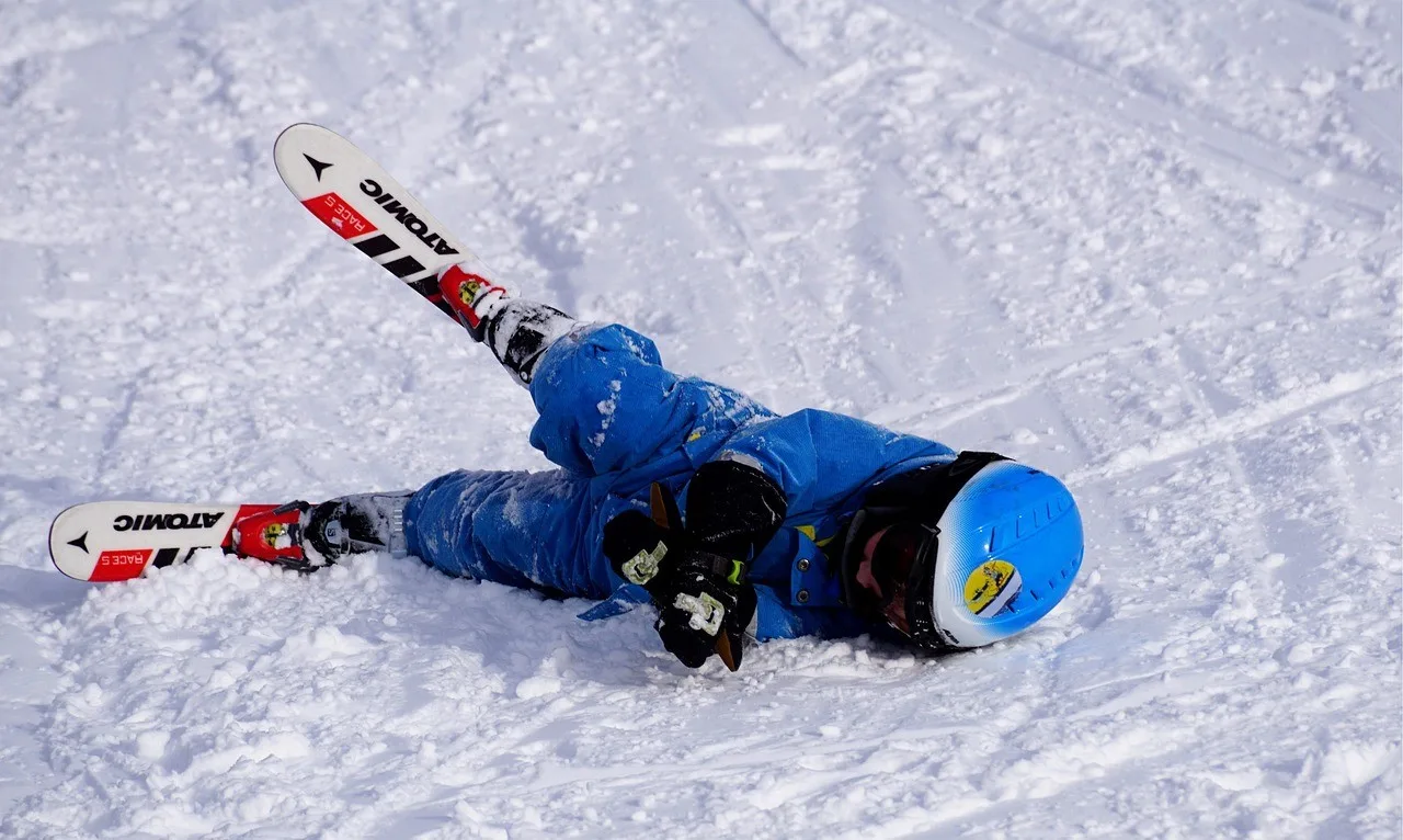 How to fall correctly while skiing?